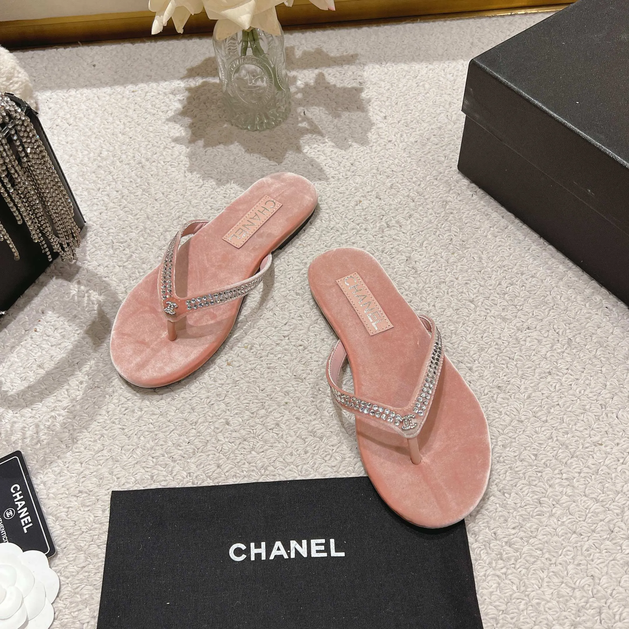 👟👟Ex-factory price 480👟👟 Xiaoxiang chanel 2025 new flip-flops! This series is really amazing. How can it be so beautiful! Summer is really an invincible combination that can be salty or sweet ~ The upper is made of original velvet and the lining is lambskin genuine leather outsole Size: 35-40 (40 customized)